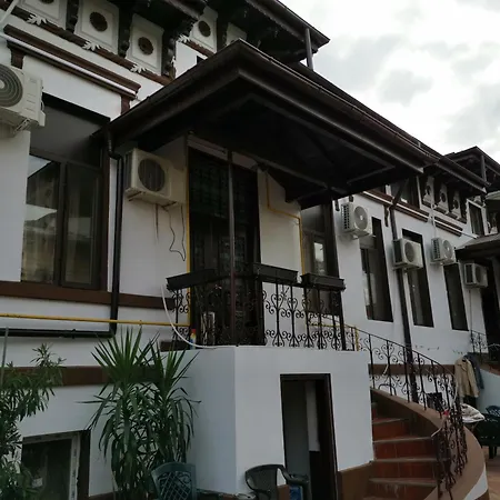 Joe Hostel-3